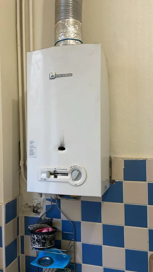 Chauffe-bain gaz ELM Leblanc avec conduit d'évacuation