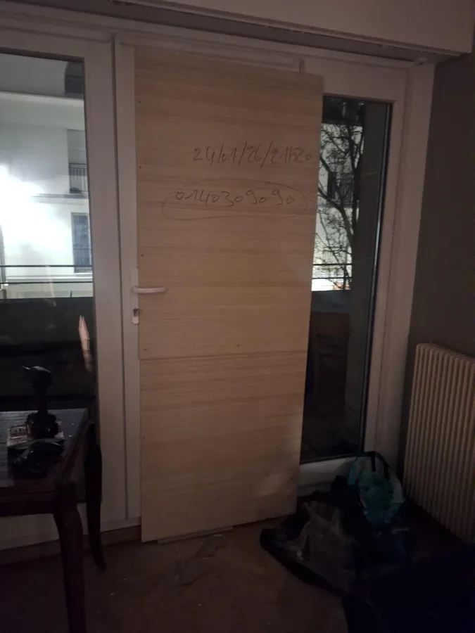 Porte-fenêtre condamnée par un panneau bois en intérieur